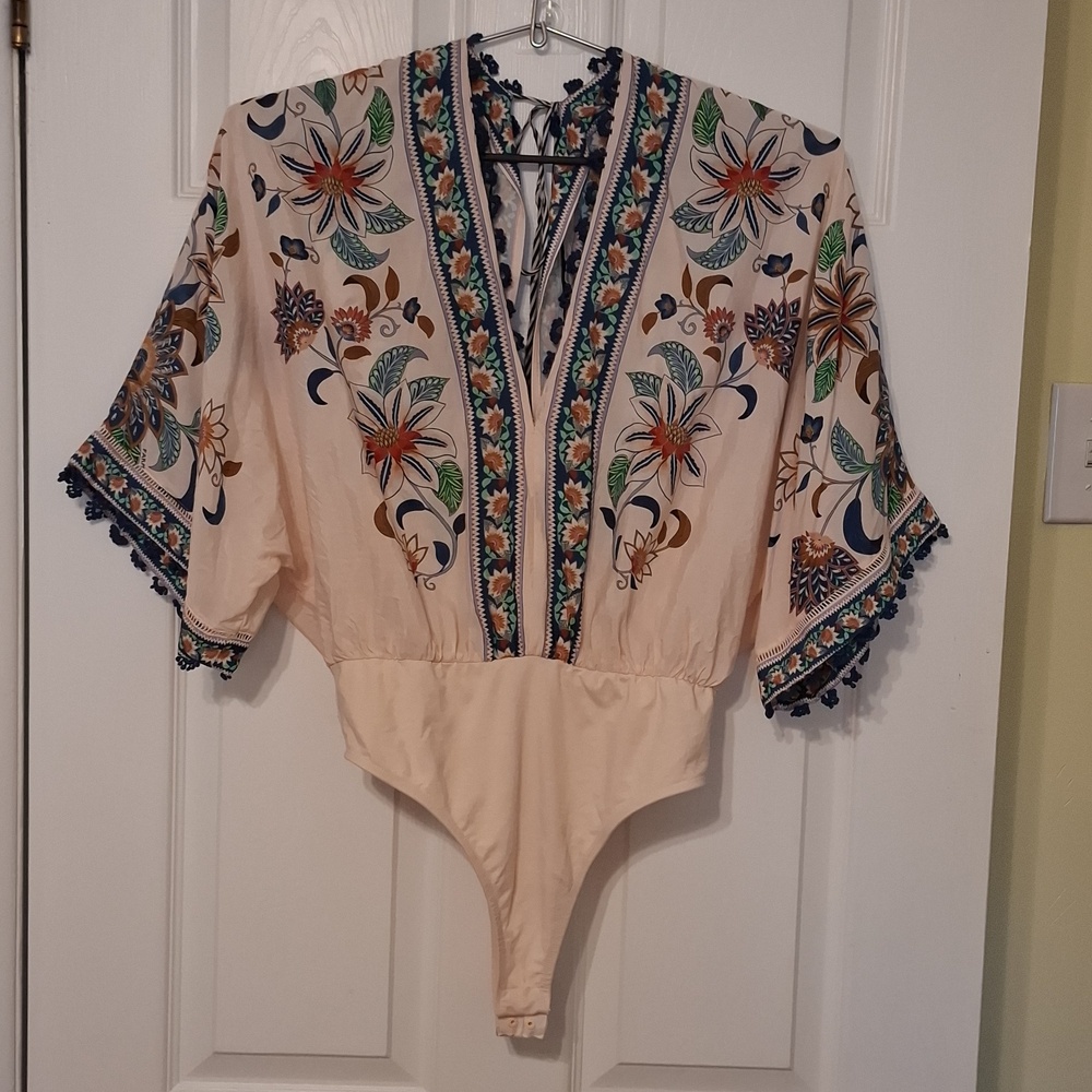 Farm Rio sz S, Delhi, kimono sleeve body suit . Plunging neckline, stretch thong